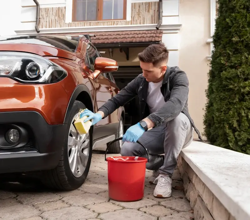 Lavage auto à domicile Montéléger : professionnel intervenant sur un véhicule